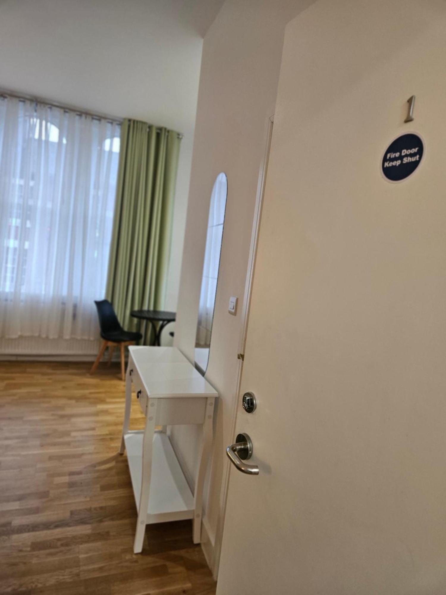 Central Chambers Suites - Suite 1 Leek Extérieur photo
